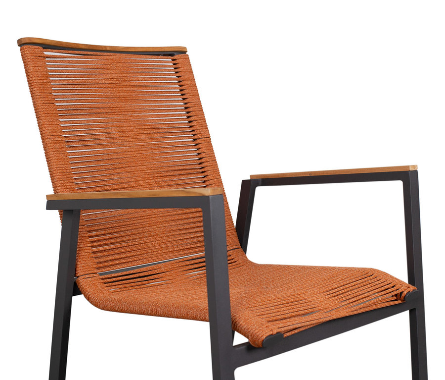 Nahaufnahme eines orangefarbenen Sessels mit Holzarmlehnen und einem anthrazitfarbenen Metallgestell.