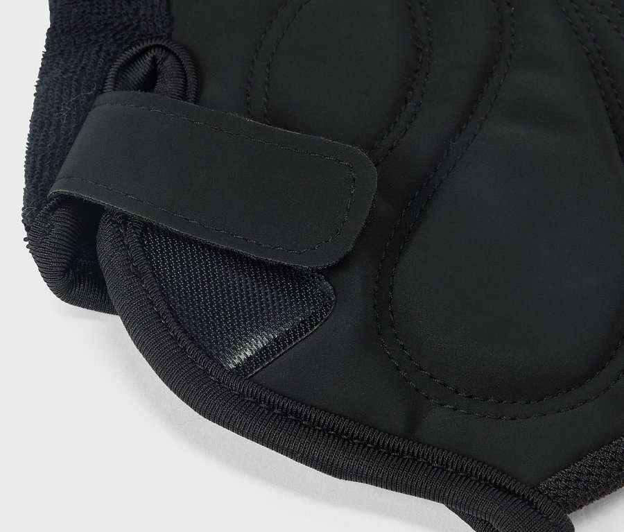 Nahaufnahme eines schwarzen Handschuhs mit Klettverschluss.