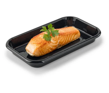 Ein Stück Lachs mit einem Petersilienstiel in einer schwarzen Schale.