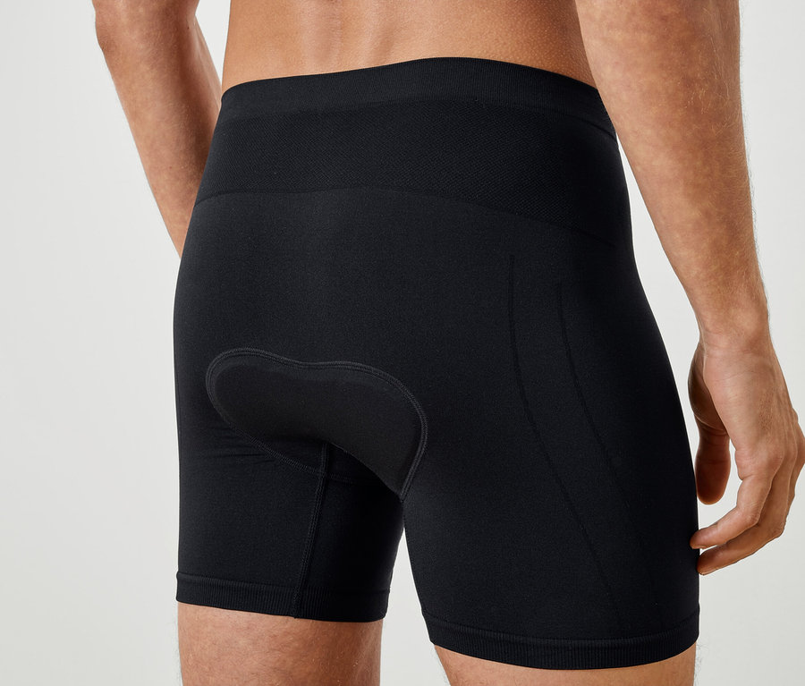 Nahaufnahme der Rückseite eines Mannes, der schwarze Radunterhosen trägt.