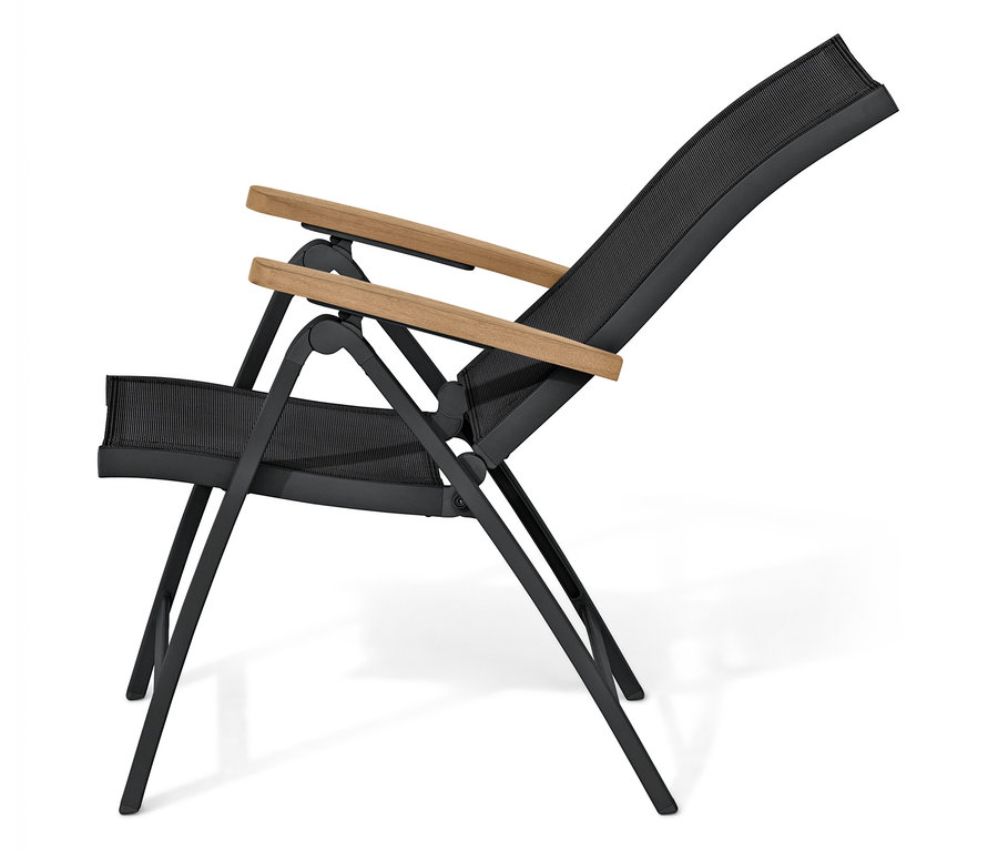 Ein einzelner schwarzer Klappstuhl mit Holzarmlehnen steht auf einem weißen Hintergrund.