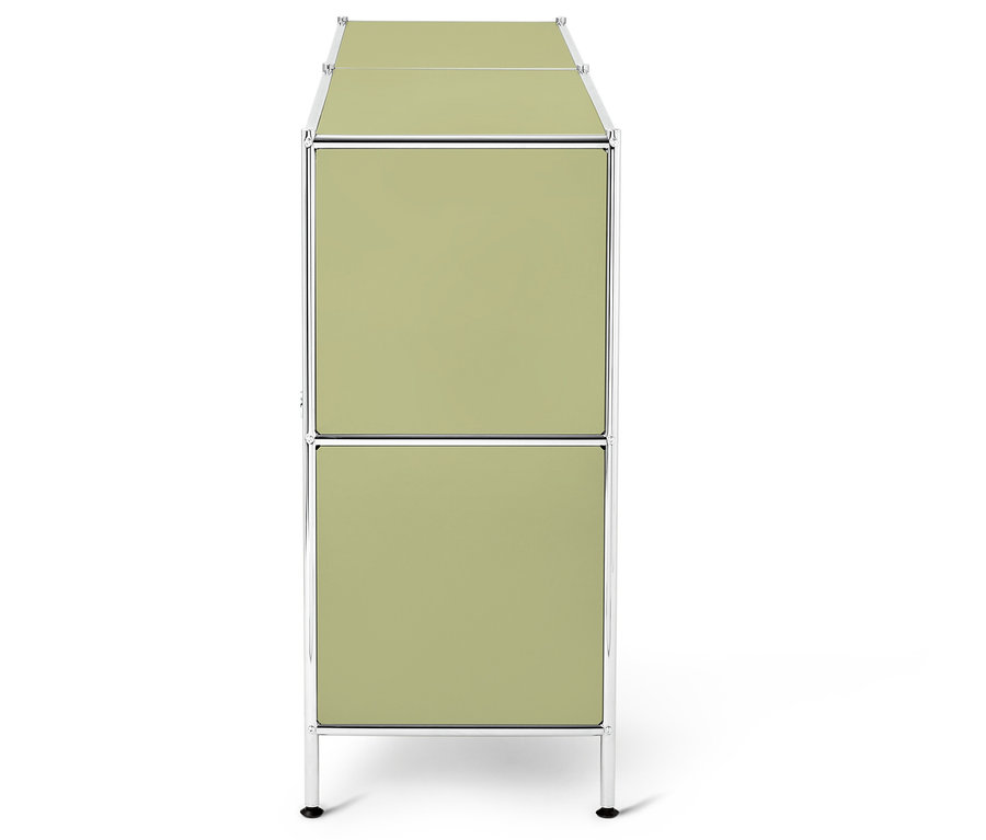 Ansicht eines hellgrünen Schranks mit verchromtem Rahmen.