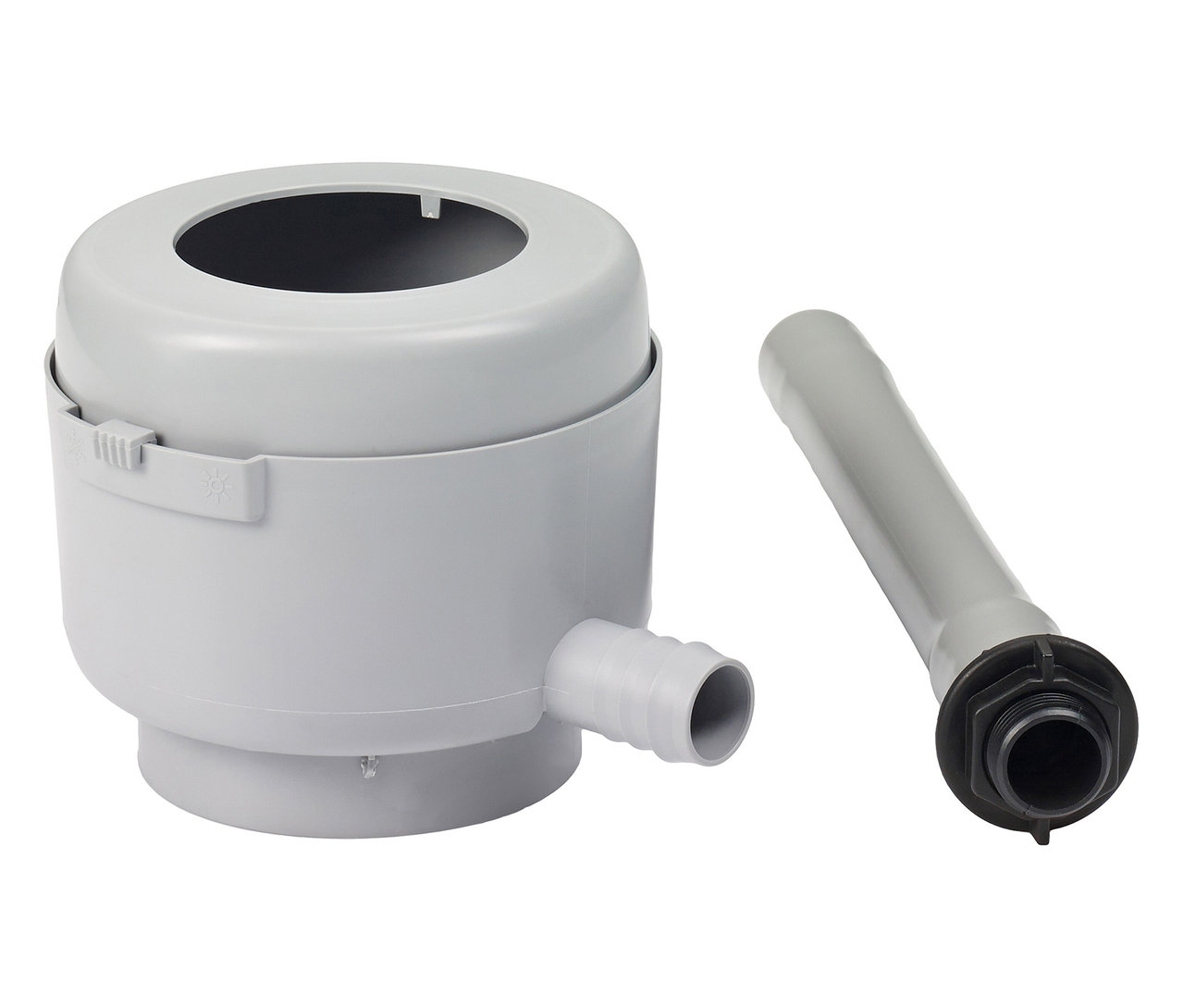 Grauer Wasserfilter mit Rohr auf weißem Hintergrund.