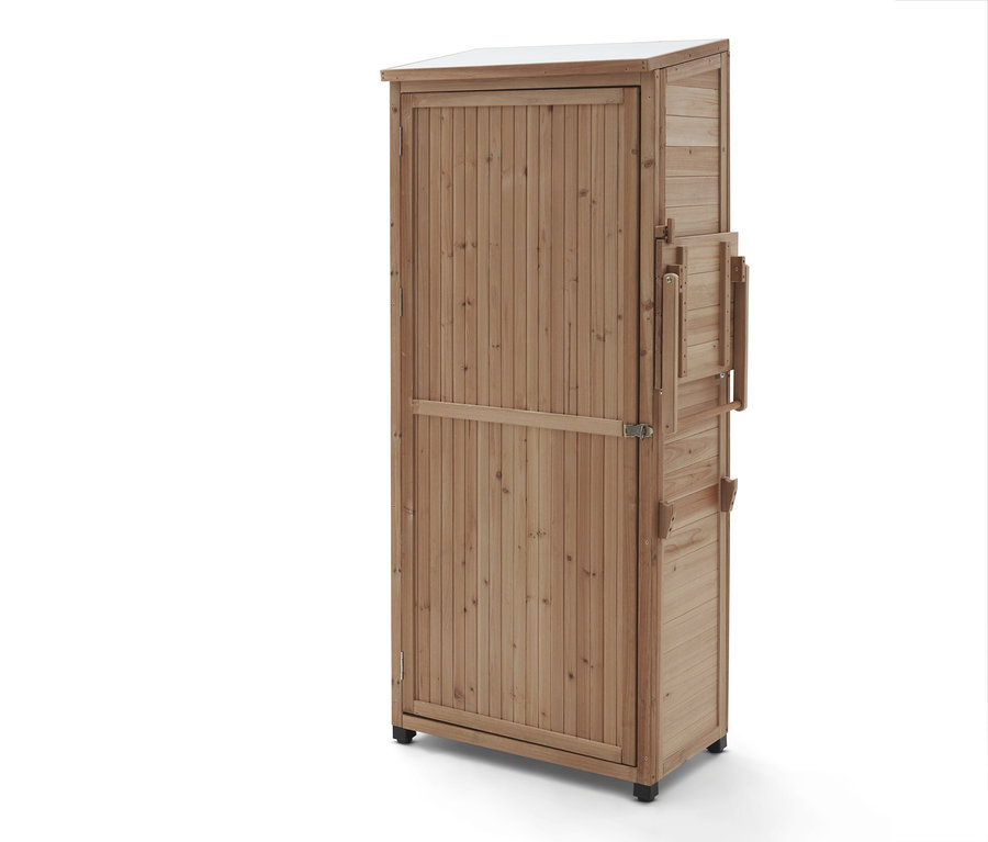 Ein hölzerner Gartenschrank steht auf einem weißen Hintergrund.