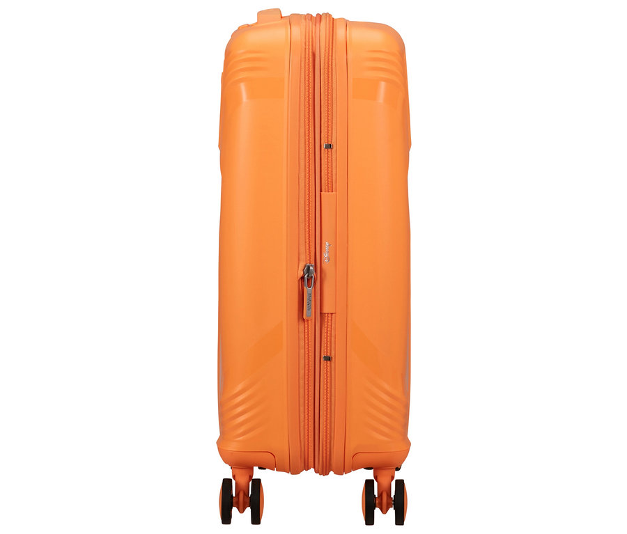 Nahaufnahme eines orangefarbenen American Tourister Mickey Magic Trolley.