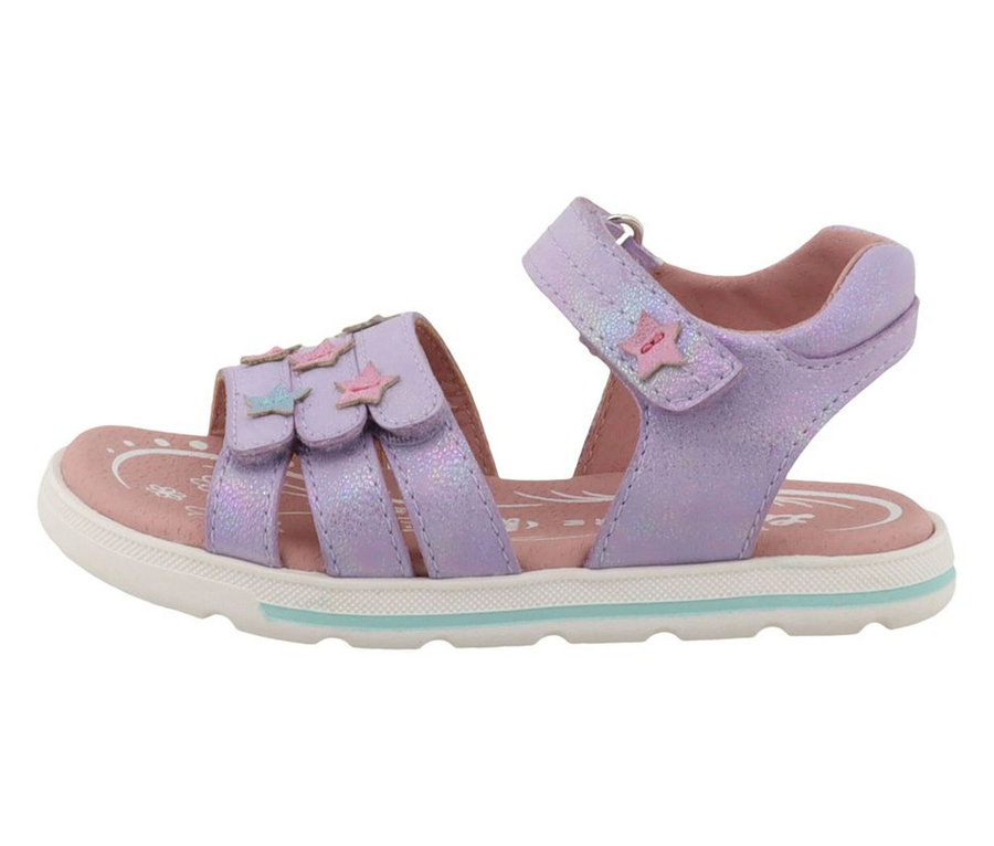 LURCHI Mädchen-Sandale »Carin« in Flieder, seitlich. Glitzernde Riemen mit rosa, blauen und lila Sternen. Rosa Fußbett, weiße Sohle mit hellblauem Streifen.