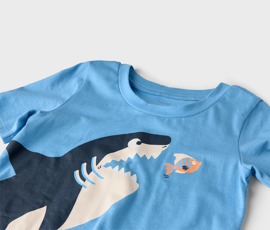 Blaues T-Shirt mit Hai und Fisch Grafik.