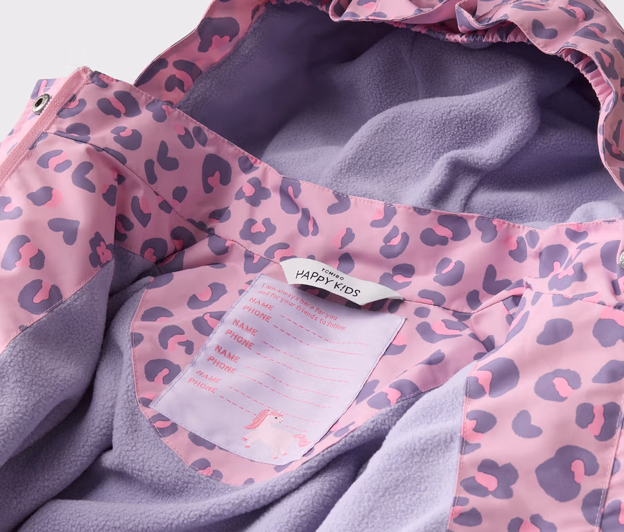 Innenansicht einer rosa Kinderjacke mit Leopardenmuster und lila Fleece-Futter. Ein Etikett mit "HAPPY KIDS" und Platz für Namensangaben ist sichtbar.
