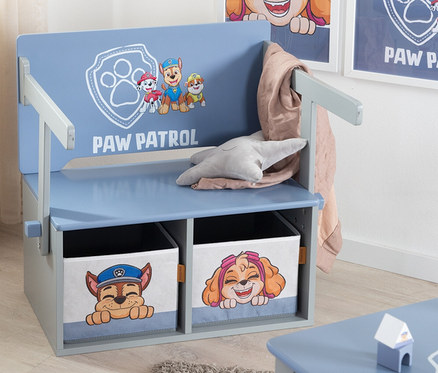 Blaues Paw Patrol Regal mit zwei Stoffboxen, einem Sternkissen und einem beigen Tuch.