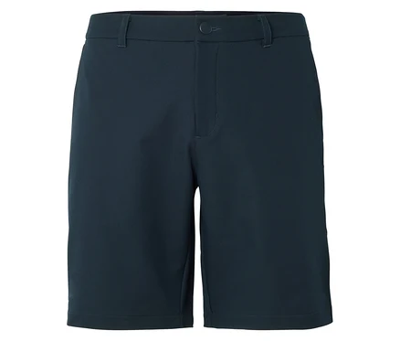 Nahaufnahme einer marineblauen Shorts.
