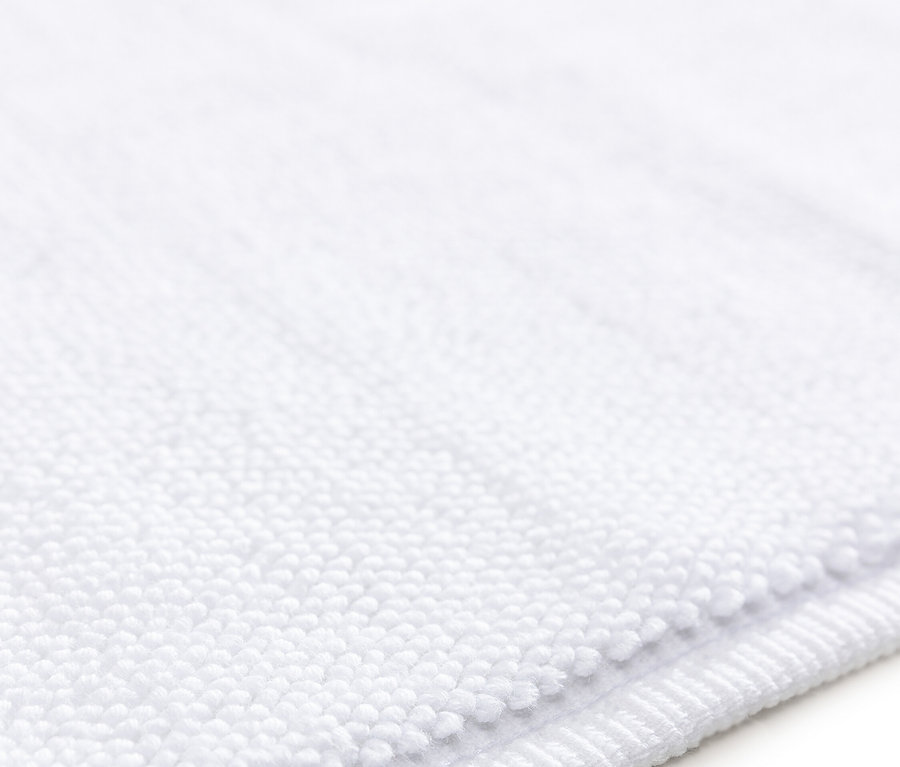 Nahaufnahme eines weißen Handtuchs.