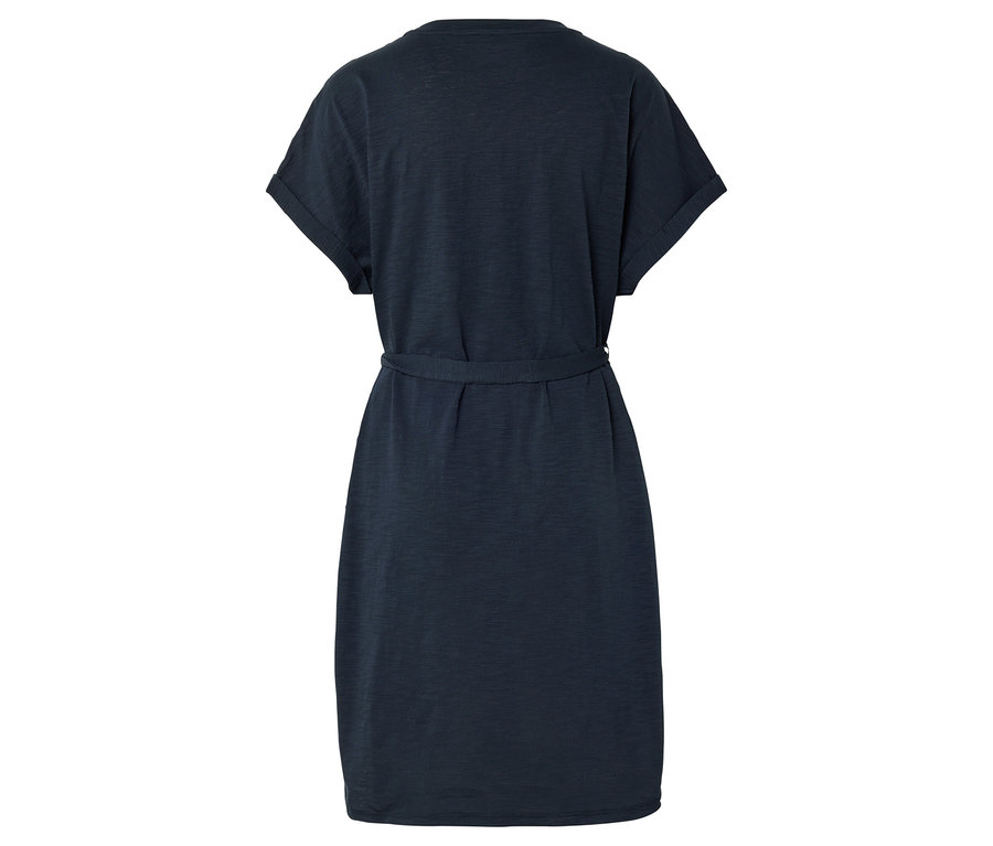 Dunkelblaues Kleid mit Gürtel.