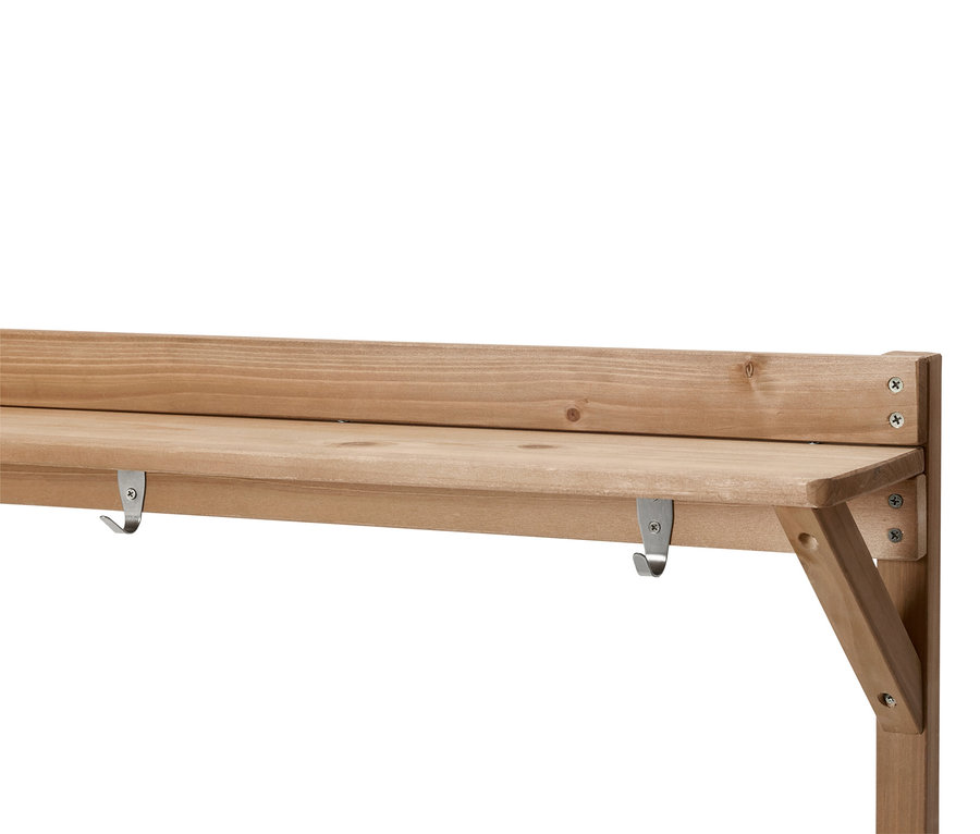 Nahaufnahme eines hellbraunen Holzregals mit zwei silbernen Haken unterhalb der unteren Ablage.