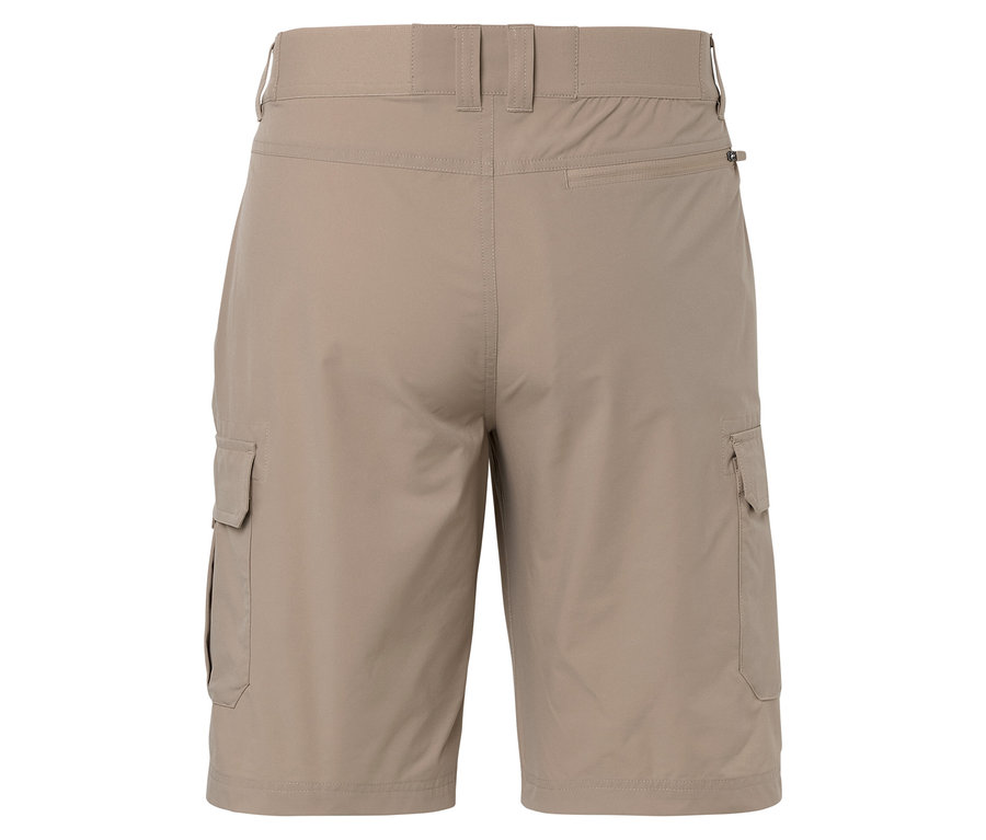 Nahaufnahme der Rückseite von beigen Shorts mit Taschen.