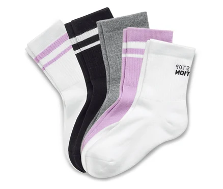 Fünf Paar Socken in Weiß, Schwarz, Grau und Lila liegen übereinander.