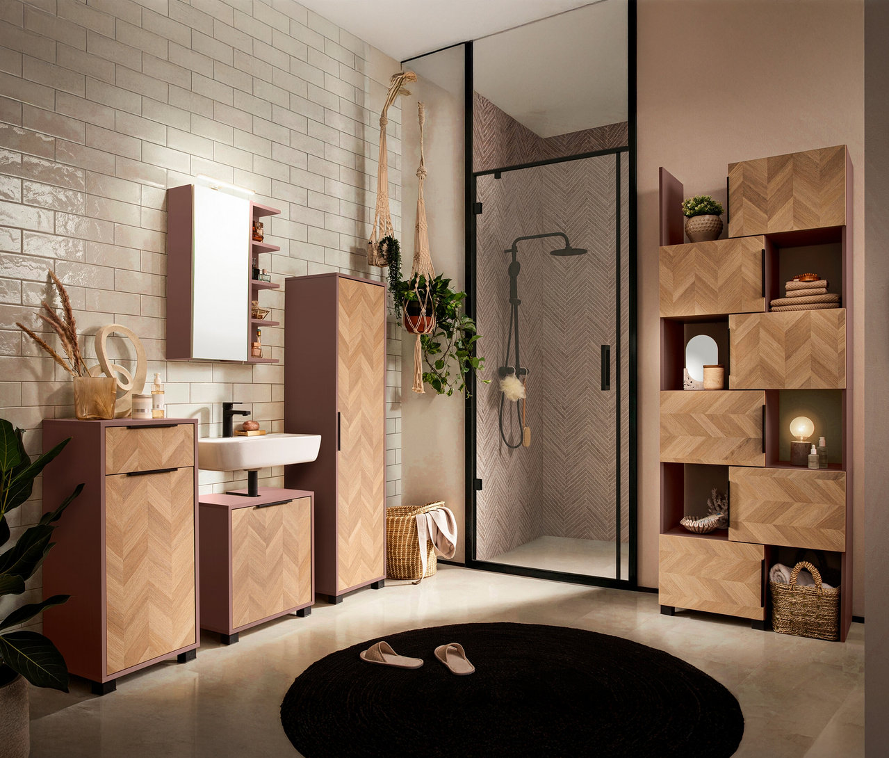 Badezimmer mit Waschbecken, Spiegel, Schrank und Dusche mit geometrischen Fliesen.