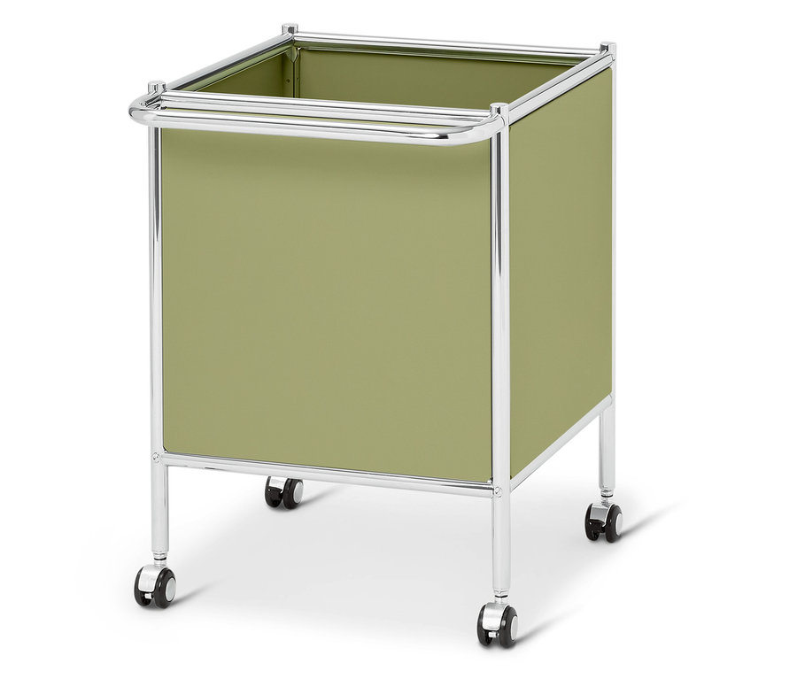 Ein grüner Rollcontainer mit Chromgestell steht auf einem weißen Untergrund.
