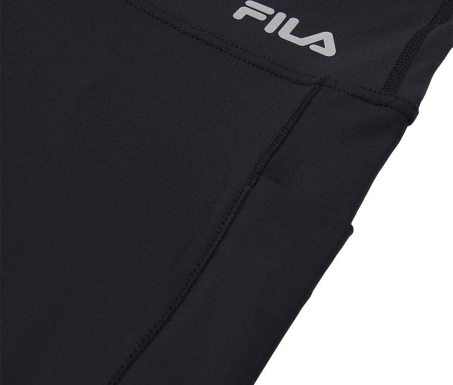 Detailansicht einer schwarzen Fila-Sporthose mit seitlicher Tasche und silbernem Fila-Logo.
