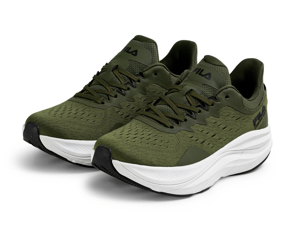 Zwei FILA Retron Herren-Sneaker in Beetle-White stehen auf einem weißen Untergrund.