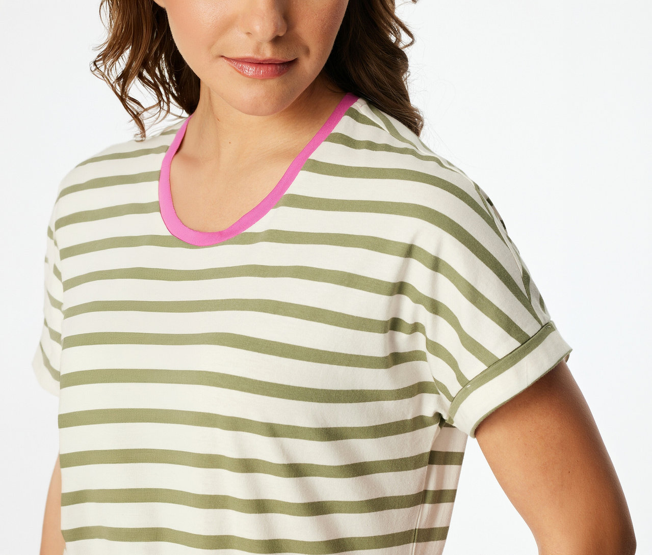 Eine Frau trägt ein gestreiftes SCHIESSER Nachthemd in Off-White und Olivgrün mit pinkfarbenem Rundhalsausschnitt.