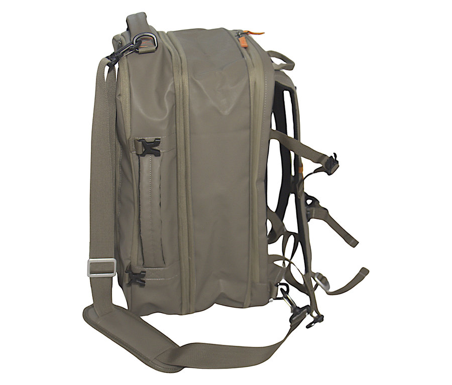 Nahaufnahme des Tambu Outdoor-Rucksacks »JATRI 30« in Khaki mit Schultergurt und Trägern.