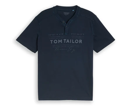 Dunkelblaues Tom Tailor Serafino T-Shirt mit Dreiknopfleiste und grafischem Logo-Print auf der Brust.