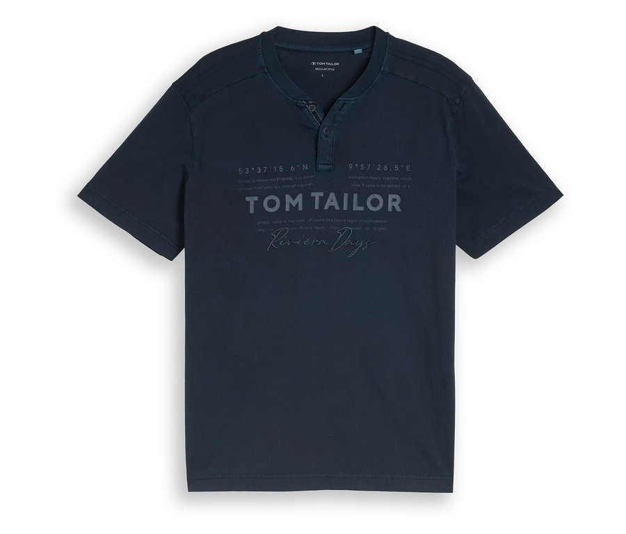 Dunkelblaues Tom Tailor Serafino T-Shirt mit Dreiknopfleiste und grafischem Logo-Print auf der Brust.