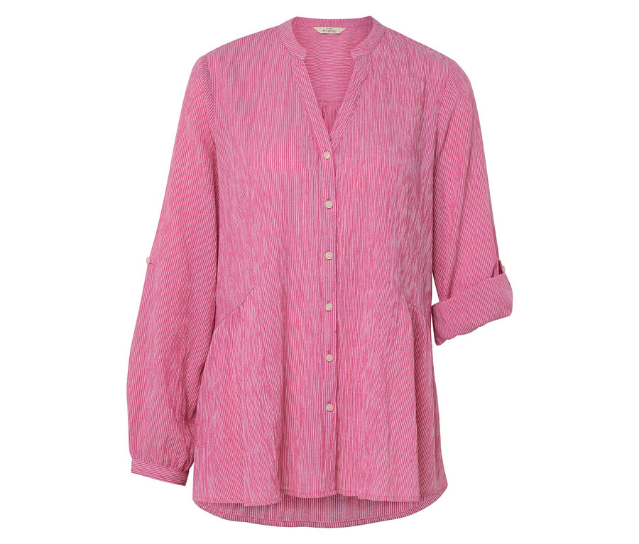 Nahaufnahme einer pinkfarbenen, gestreiften Bluse mit langen Ärmeln.