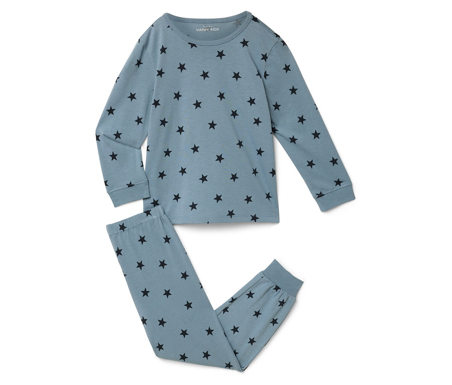 Hellblauer Schlafanzug mit Sternenmuster, bestehend aus Oberteil und Hose.