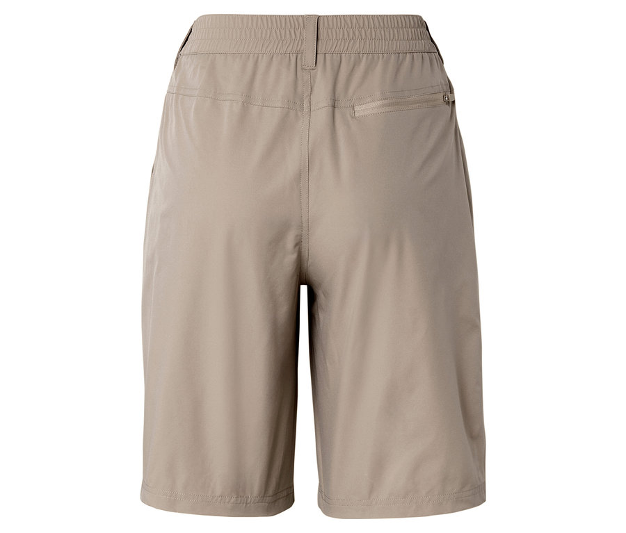 Nahaufnahme von hinten von beigen Shorts mit elastischem Bund und Reißverschlusstasche.