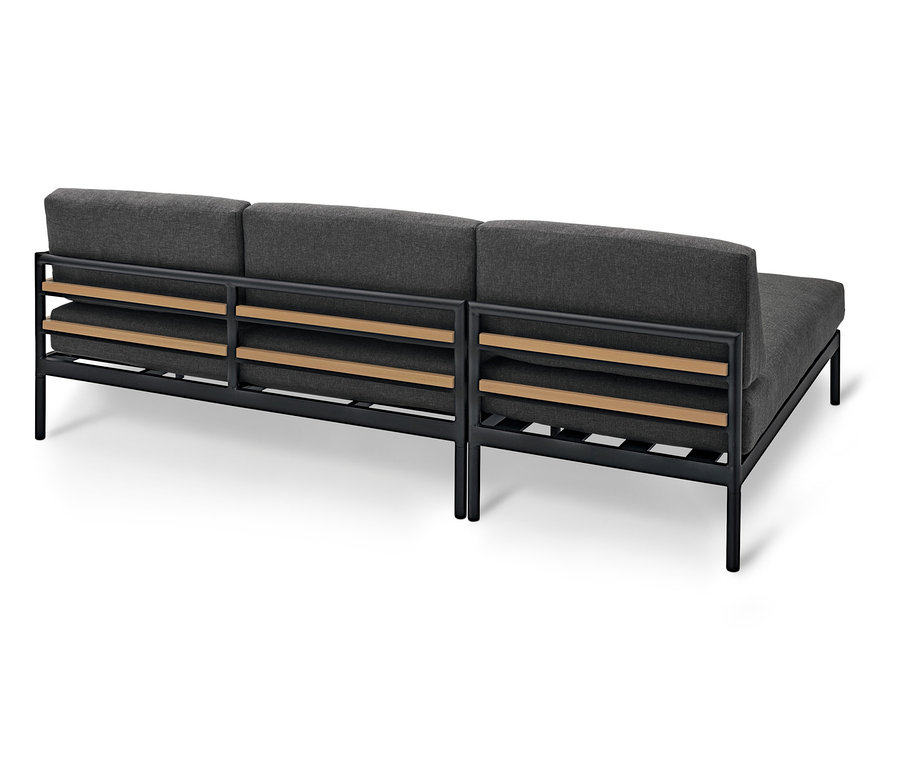 Graues modulares Sofa mit schwarzem Rahmen und hellbraunen Holzdetails von hinten gesehen.