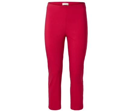 Gerade rote Hose.