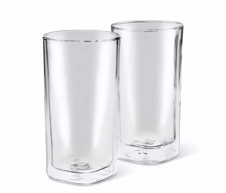 Zwei Latte Macchiato Gläser stehen nebeneinander.