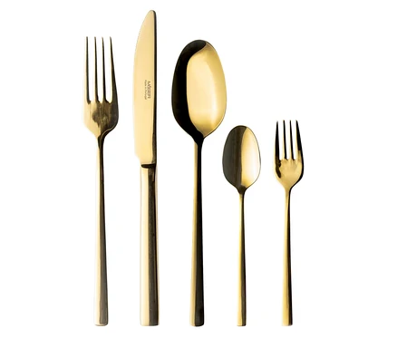 Fünf goldene Besteckteile, darunter eine Gabel, ein Messer mit der Gravur „MÄSER Made in Portugal“, ein großer Löffel, ein kleiner Löffel und eine Dessertgabel, vertikal auf weißem Hintergrund angeordnet.