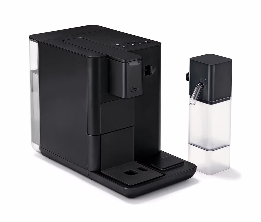 Schwarze Qbo MILK MASTER Velvet Black Kaffeemaschine mit Milchbehälter.