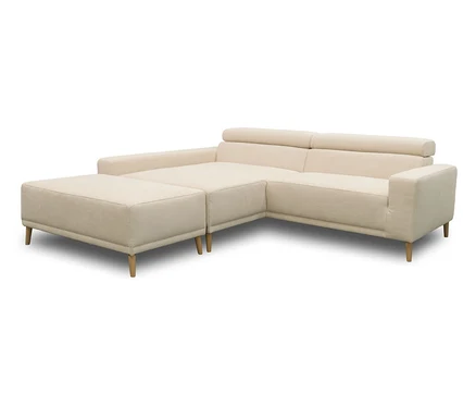 Cremefarbenes DOMO Eck-Schlafsofa »Malmö« mit Longchair links und Hocker, auf holzfarbenen Beinen.