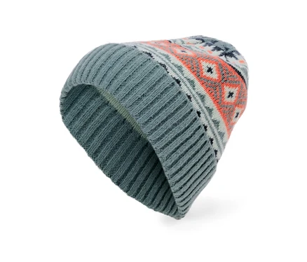 Eine blau-graue Strickmütze mit orangefarbenen und weißen Mustern.