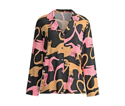 Schwarzes CALIDA Langarm-Shirt mit pinken und hellbraunen Katzen, die mit weißen Punkten bedeckt sind.