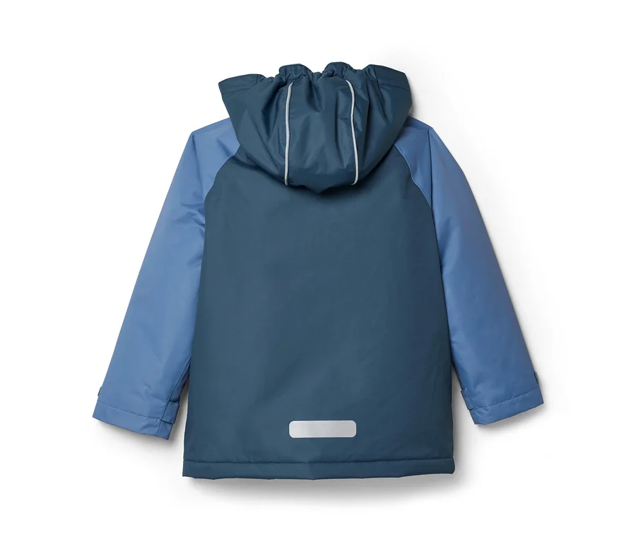 Rückansicht einer zweifarbigen Kinderjacke in Dunkelblau und Hellblau mit Kapuze und reflektierendem Streifen am unteren Rücken.