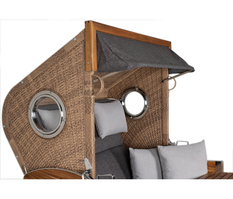 deVries Strandkorb XL aus Akazienholz mit geflochtenem Korpus, runden Bullaugenfenstern, grauen Polstern und einer grauen Markise.