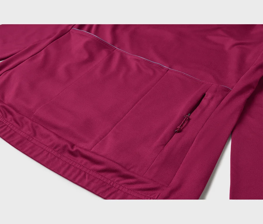 Nahaufnahme der Rückseite eines magentafarbenen, langärmeligen Sportoberteils mit drei offenen Taschen und einer Reißverschlusstasche mit Zuglasche auf der rechten Seite. Ein reflektierender Streifen verläuft über den Taschen.