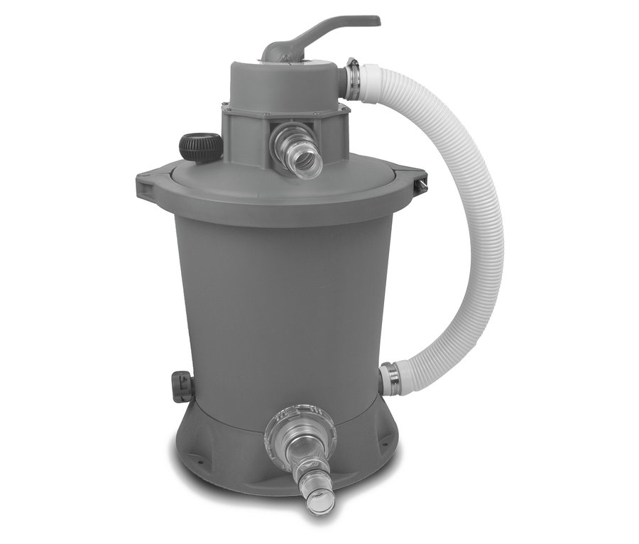 Ein grauer zylindrischer Poolfilter mit dunkelgrauem Deckel und Griff, mehreren transparenten Schlauchanschlüssen und einem angeschlossenen weißen Wellschlauch.