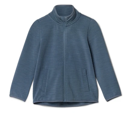 Eine blaue Fleecejacke mit durchgehendem Reißverschluss, hohem Kragen und zwei Vordertaschen, flach auf weißem Hintergrund liegend.