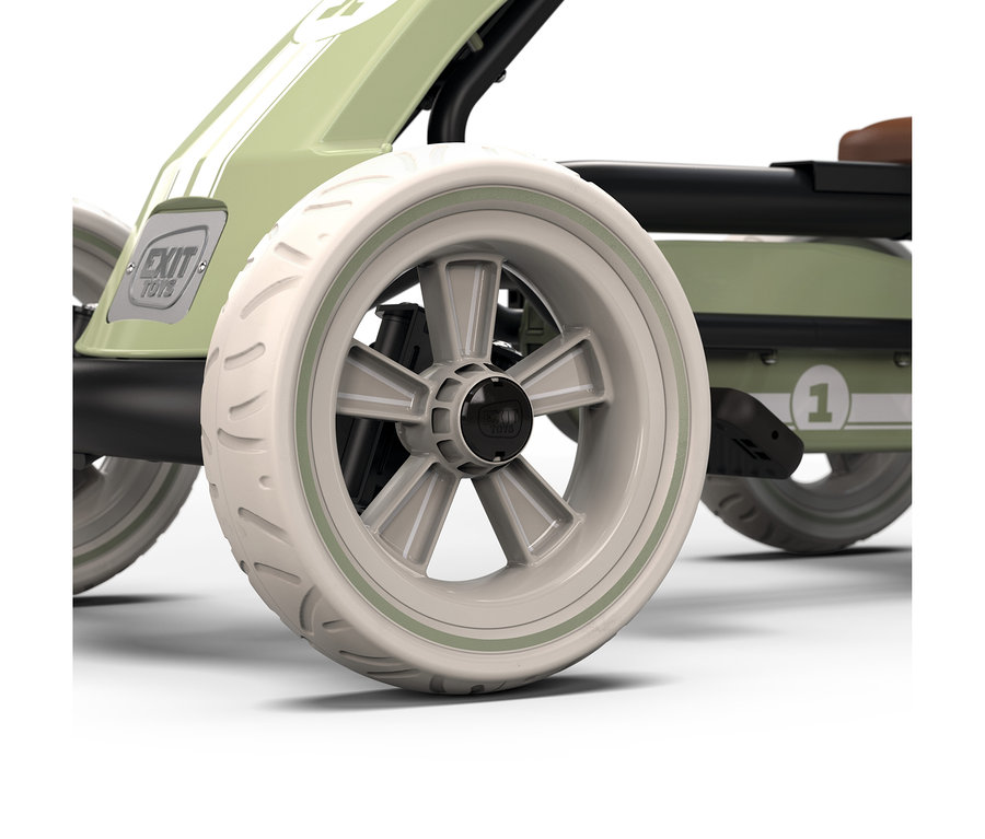 Nahaufnahme eines hellgrünen Go-Karts mit cremefarbenen Rädern. Das Go-Kart hat weiße Streifen und ein „EXIT TOYS“-Logo vorne. Ein schwarzes Pedal und die Nummer „1“ sind an der Seite sichtbar.