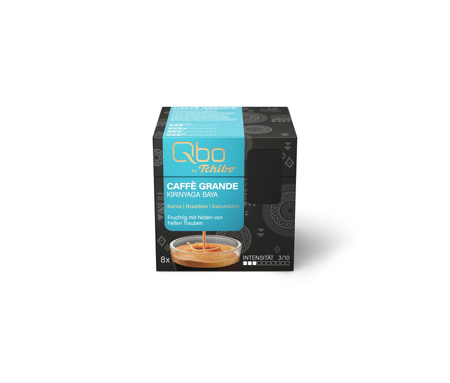 Eine schwarze Qbo by Tchibo Kaffeekapselpackung für Caffè Grande Kirinyaga Baya, 8x, Intensität 3/10, fruchtig mit Noten von hellen Trauben. Auf der Packung ist Kaffee abgebildet, der in eine Tasse fließt.