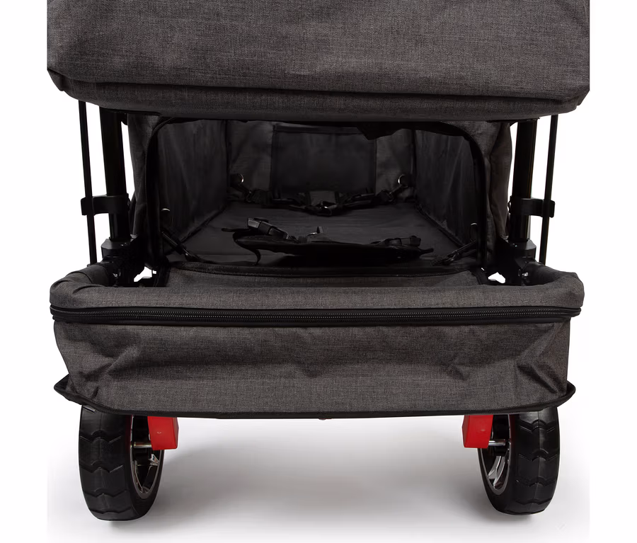 Detailansicht eines grauen Bollerwagens mit Dach und Regencover von Small Foot, mit roten Akzenten und schwarzen Rädern.