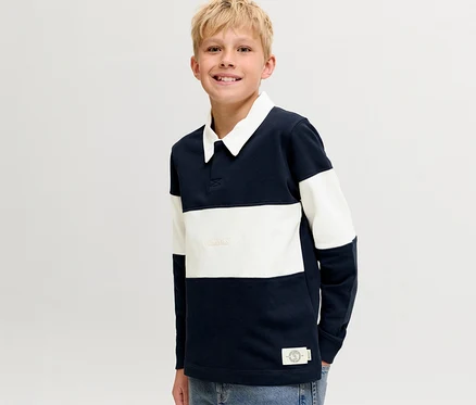 Lächelnder blonder Junge trägt einen blau-weiß gestreiften Jack&Jones Polo Sweater mit weißem Kragen.