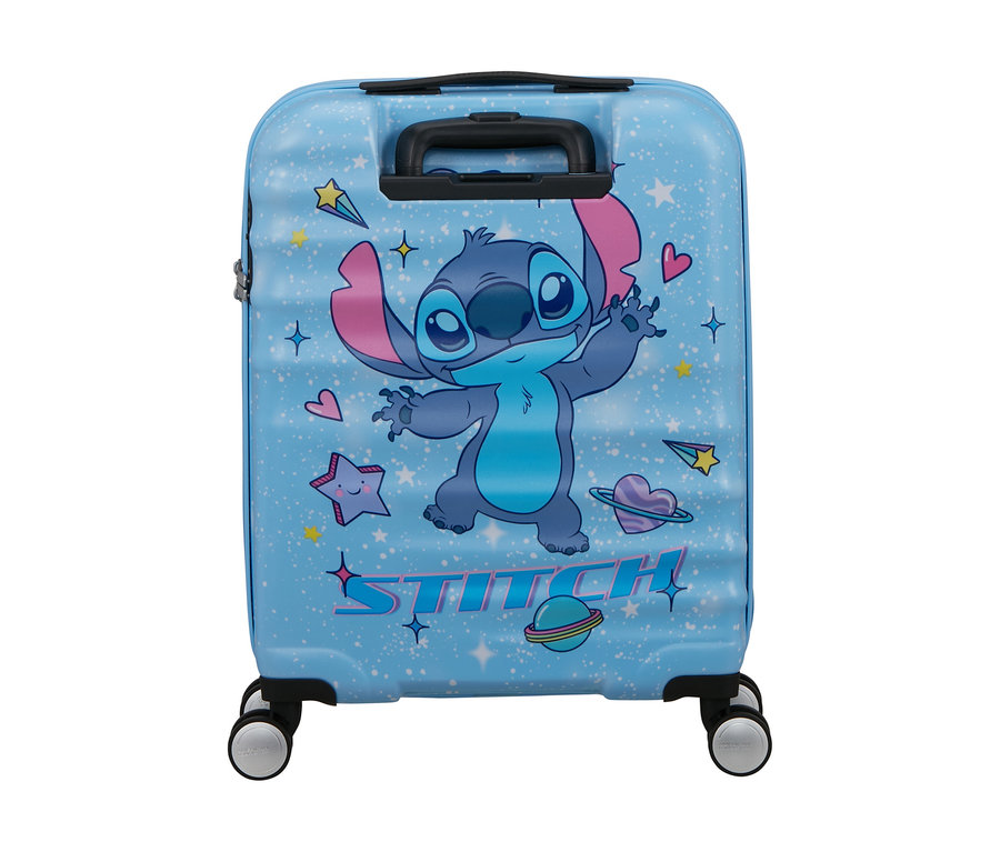 Hellblauer Koffer mit einer großen Abbildung von Disneys Figur Stitch, der winkt, umgeben von Sternen und Herzen. Darunter steht „STITCH!“ und der Koffer hat einen schwarzen Griff und vier Rollen.
