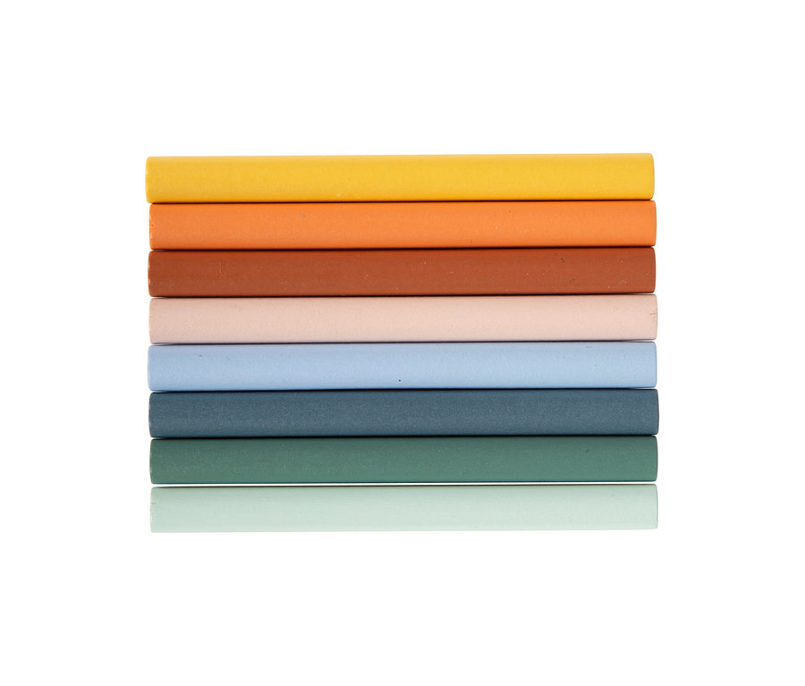 Sieben farbige Kreidestifte des small foot Montessori-Bundle 2 liegen horizontal übereinander gestapelt in Gelb, Orange, Rotbraun, Hellrosa, Hellblau, Dunkelblau und Dunkelgrün.