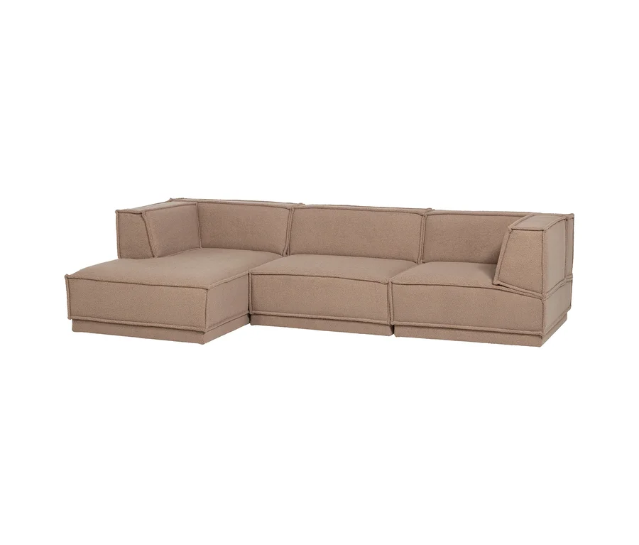 L-förmiges Modulsofa in Hellbraun mit strukturierter Oberfläche und sichtbaren Nähten. Die linke Seite hat eine Chaiselongue, die rechte Seite eine Armlehne.